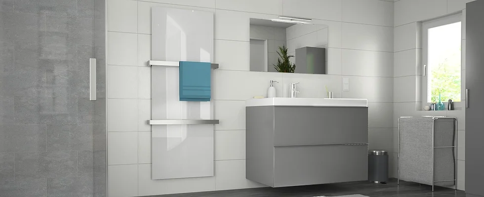 Infrarotheizung-Glas, weiß, mit zwei mittig positionierten Handtuchhaltern, senkrecht zwischen Dusche und Waschbecken positioniert.