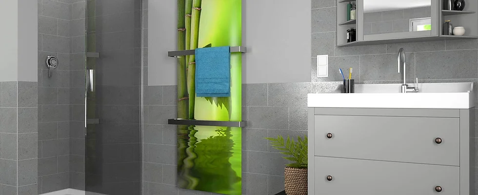 Infrarotheizung-Bild mit Motiv und zwei mittig positionierten Handtuchhaltern zwischen Dusche und Waschbecken montiert.
