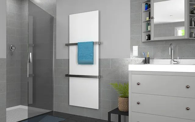 Bad-Infrarotheizung weiß mit zwei Handtuchhaltern senkrecht zwischen Dusche und Waschbecken an der Wand montiert.